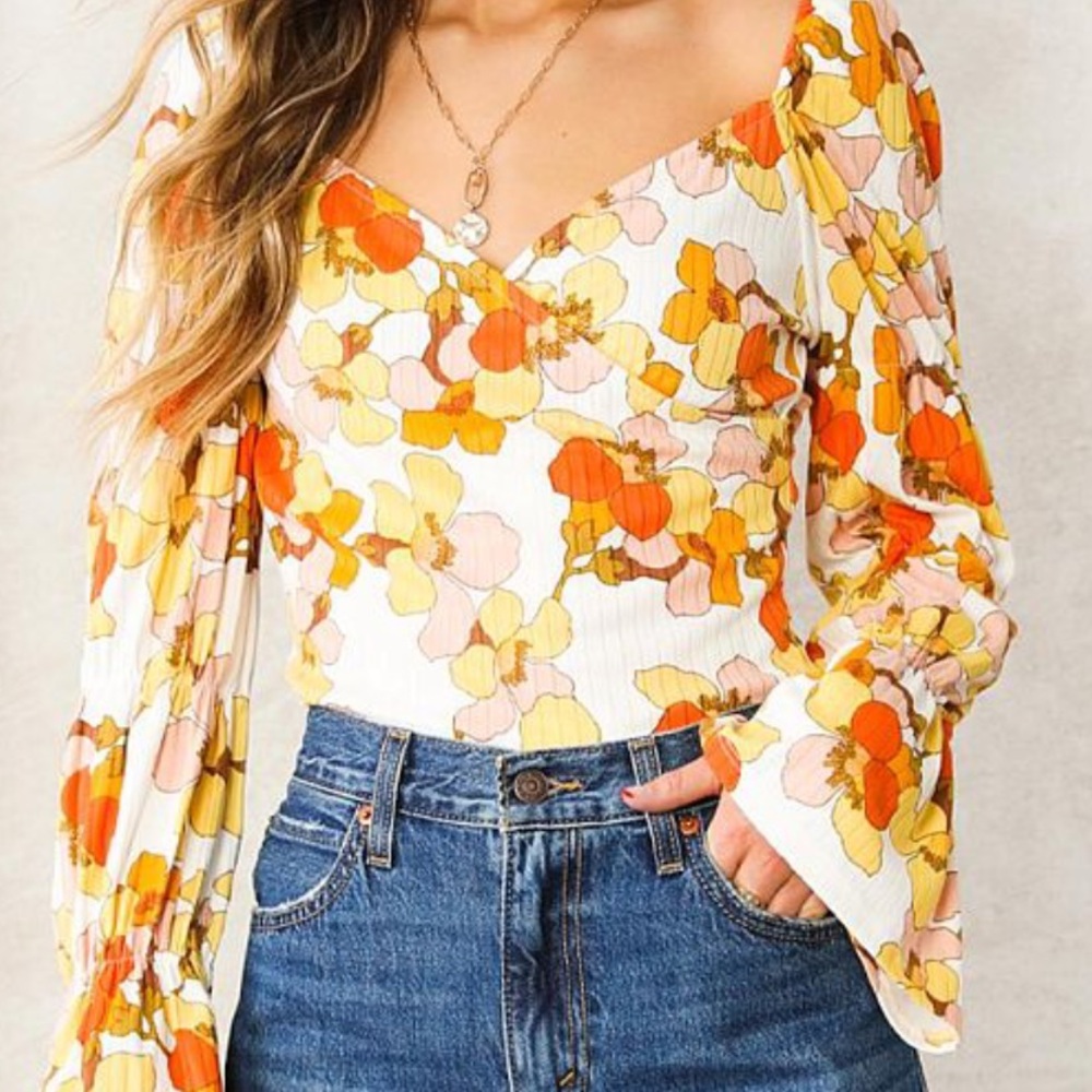 Bell sleeve top✨